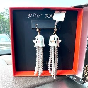 👻Betsey Johnson dangly ghost earrings
Glow in the dark 
👻